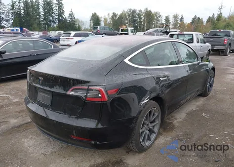 2018 Tesla Model 3 Long Range/Mid Range z USA, uszkodzony, nr VIN 5YJ3E1EA4JF172606